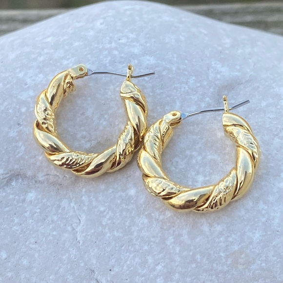 Gold Hoop Earrings twisted look design - Picture 3 of 7